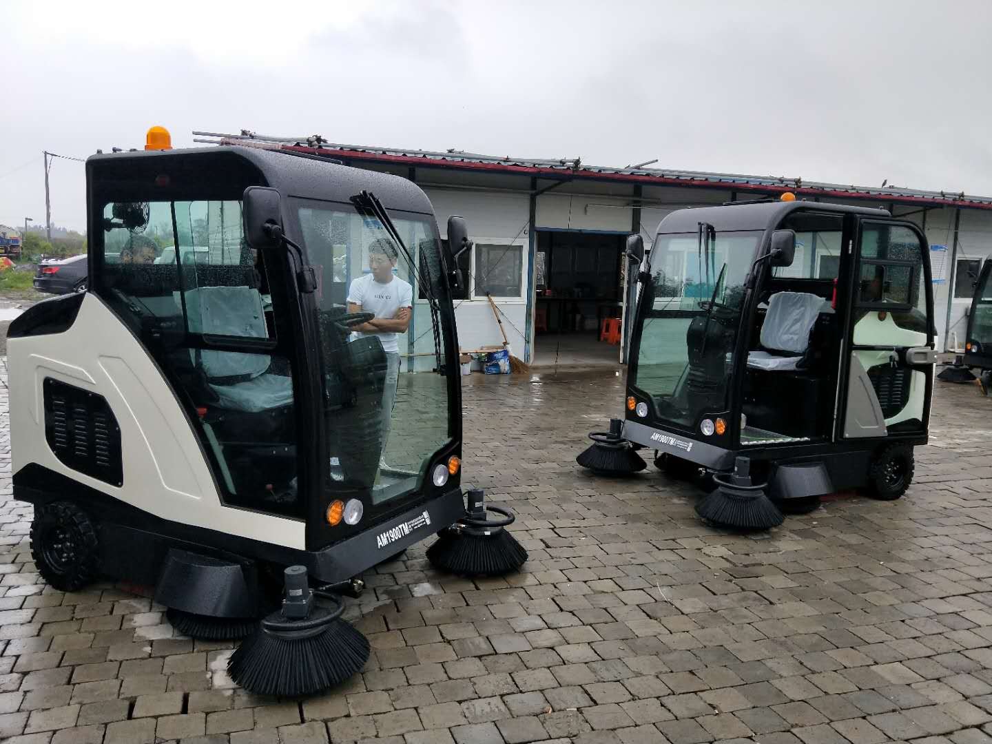 洁士AM1900TM全封闭驾驶式扫地车/AM1900TM电动全封闭驾驶式蜜柚APP下载安装(现场图)